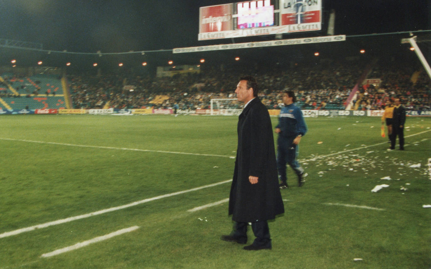 En la imagen, el entrenador argentino, que contaba con 42 años en su etapa en la UDS, aparece en la banda de El Helmántico dirigiendo al Salamanca en un partido frente al Extremadura, con resultado final de 2-1. Ese triunfo fue el número 1.000 del club en competiciones ligueras nacionales, también se llegó a la cifra de 2.500 puntos y Cardetti marcó el gol número 1.100 del Salamanca en El Helmántico.
