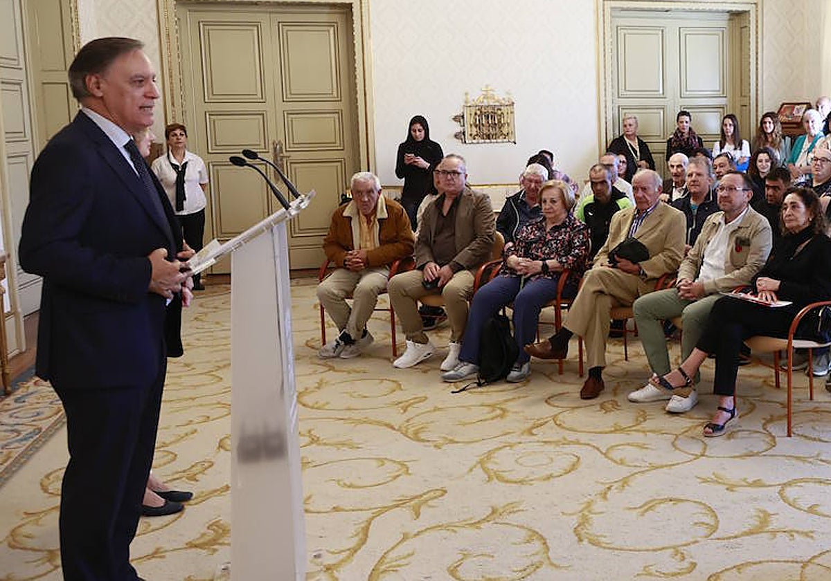 El alcalde, Carlos García Carbayo, dirige unas palabras a los integrantes de AFEMC en el acto con motivo del Día de la Salud Mental.