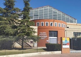 Fachada del pabellón Francisco Samaniego 'Fay' de Santa Marta de Tormes.