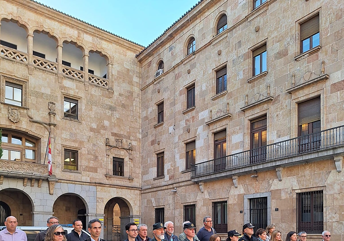 Minuto de silencio en la Subdelegación del Gobierno en repulsa de la violencia machista.