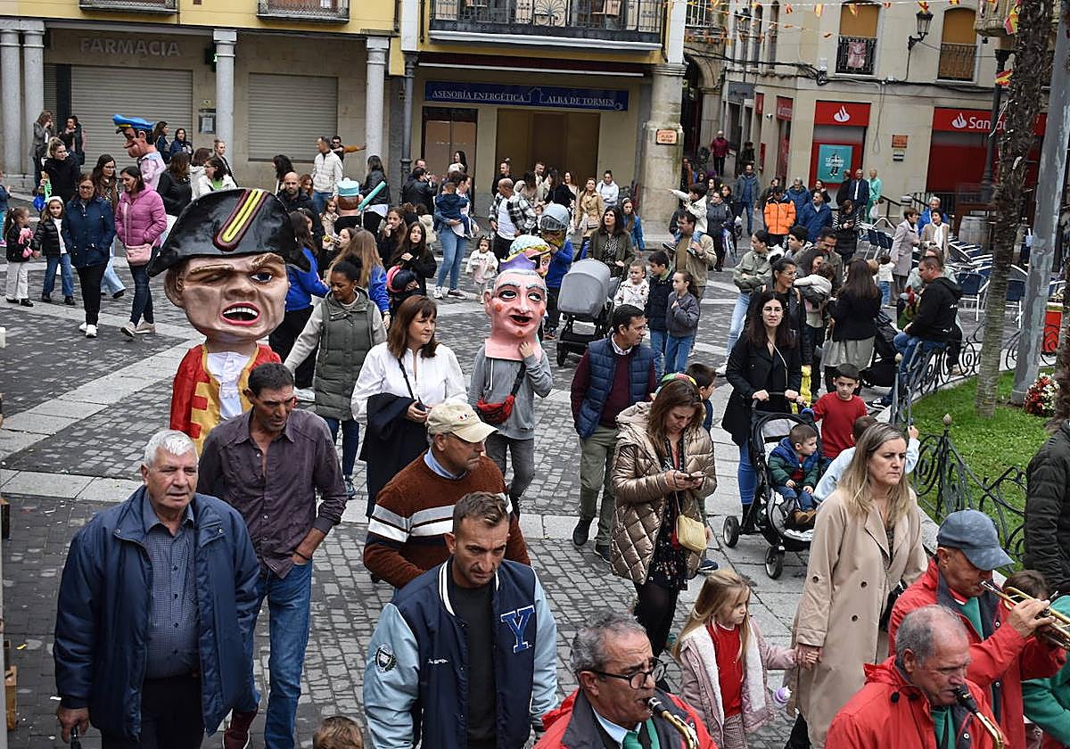 Uno de los multitudinarios desfiles de cabezudos del año pasado, en la Plaza Mayor de Alba de Tormes.