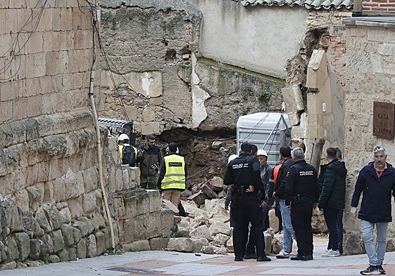Despliegue tras la caída de un muro en la calle Tentenecio.