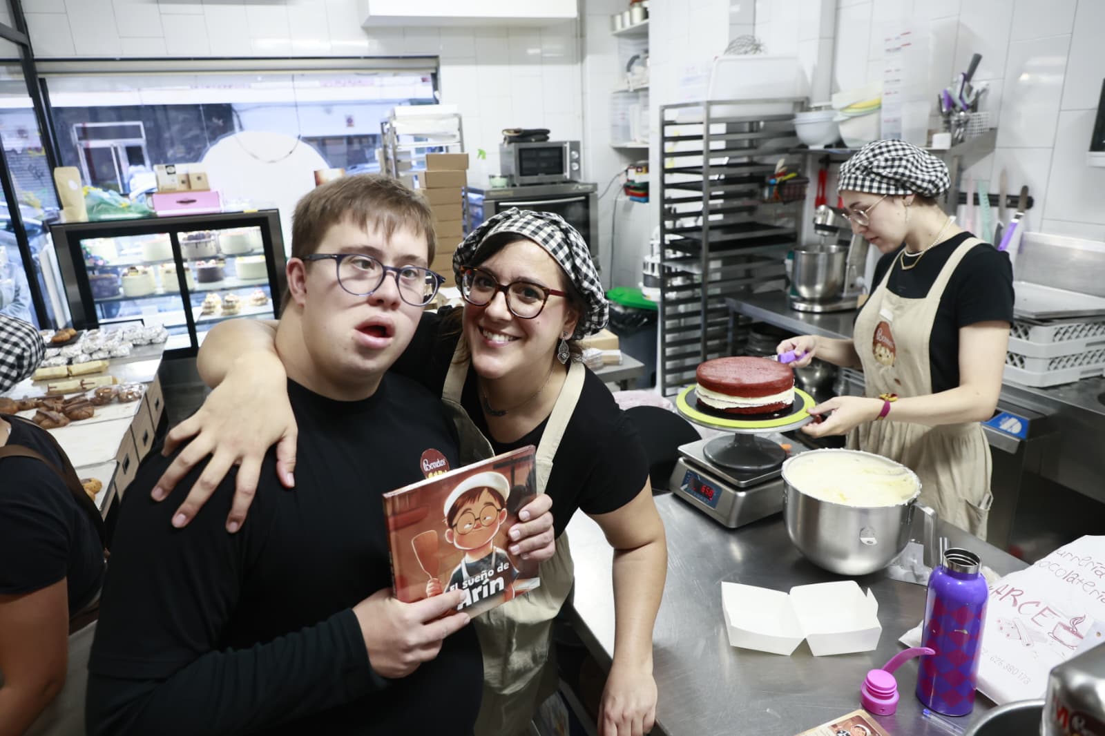 El adiós más dulce: colas interminables en el último día de la pastelería inclusiva