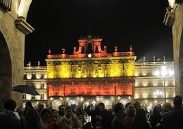 La Plaza Mayor ilumada con la bandera de España con motivo del 12 de octubre.