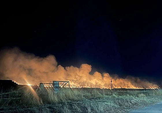 Vista de las llamas declaradas de madrugada en Valdecarros.