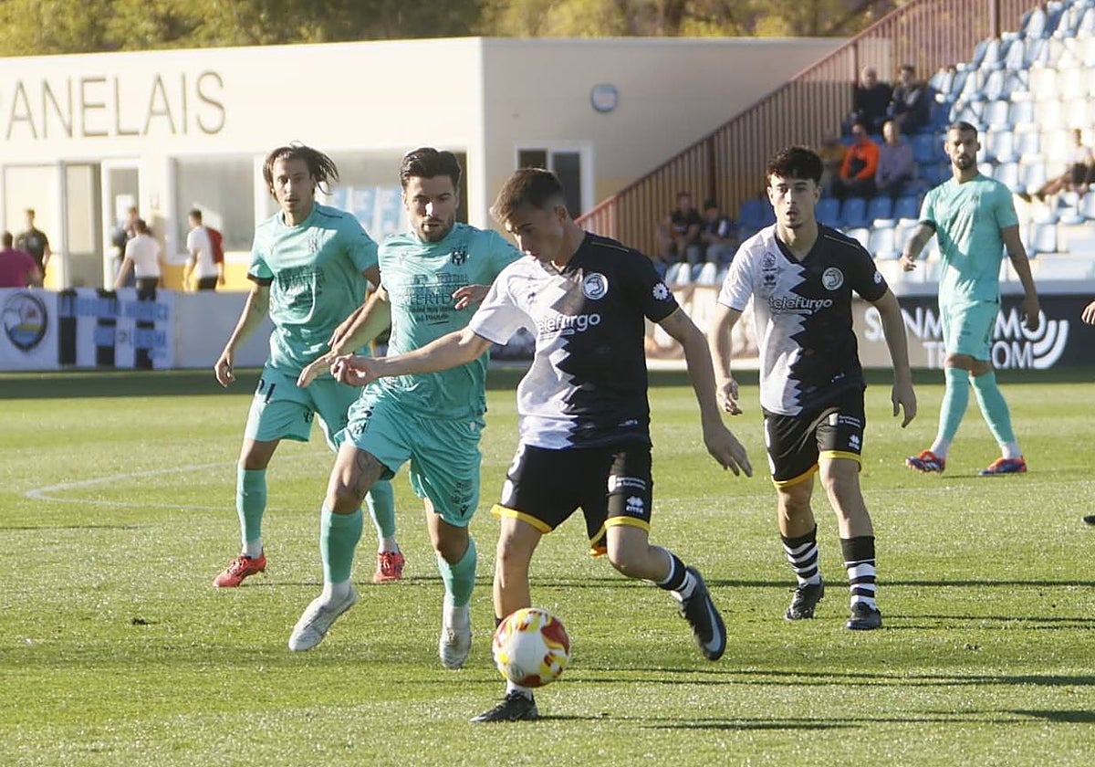 Jota protege el esférico durante el encuentro ante el Mérida.