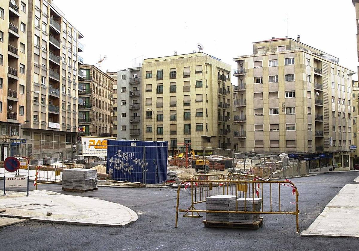 Las obras del parking subterrráneo de la plaza del Campillo en octubre del año 2000.