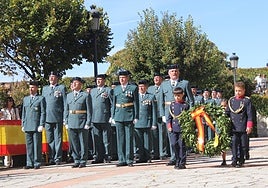 Momento de la ofrenda de corona en honor a los caídos, en Herrasti