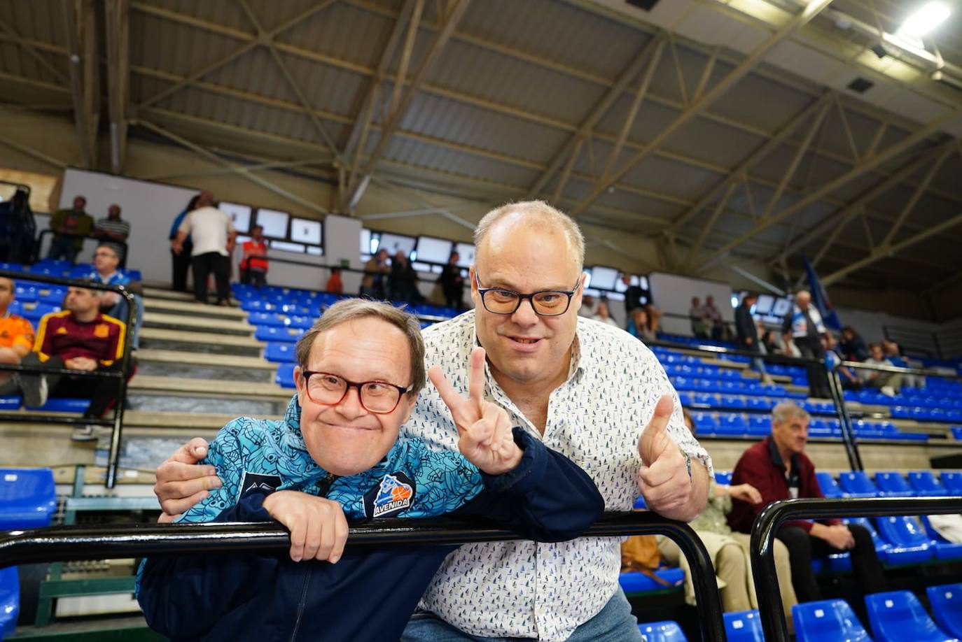 La afición no falló a Avenida en su debut liguero en casa: búscate en la grada