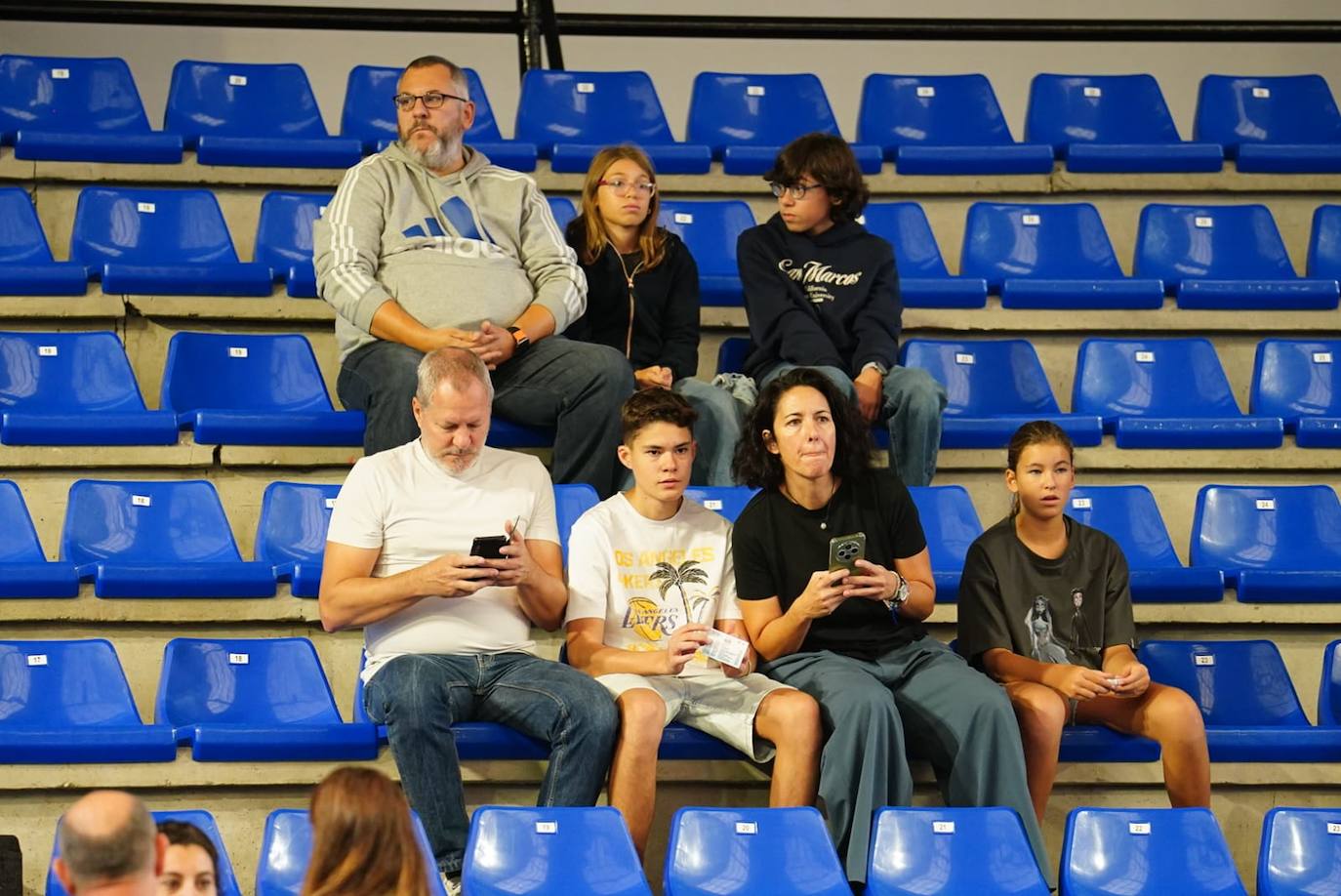 La afición no falló a Avenida en su debut liguero en casa: búscate en la grada