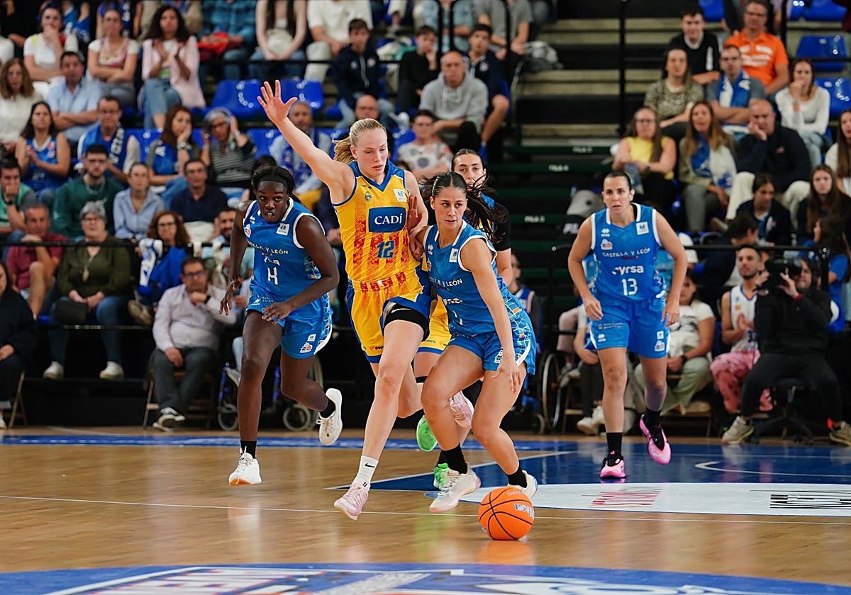 Claudia Soriano intenta salir al ataque presionada por Werth.