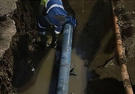 Operarios trabajan en la avería.