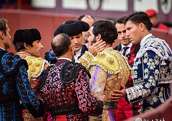 Morante de la Puebla, rodeado de todos los toreros en Las Ventas.