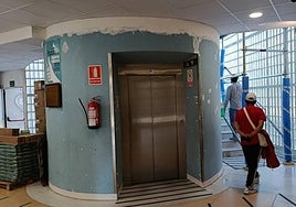 Los pacientes tienen que acceder entre andamios y por la escalera al no estar operativo el ascensor.