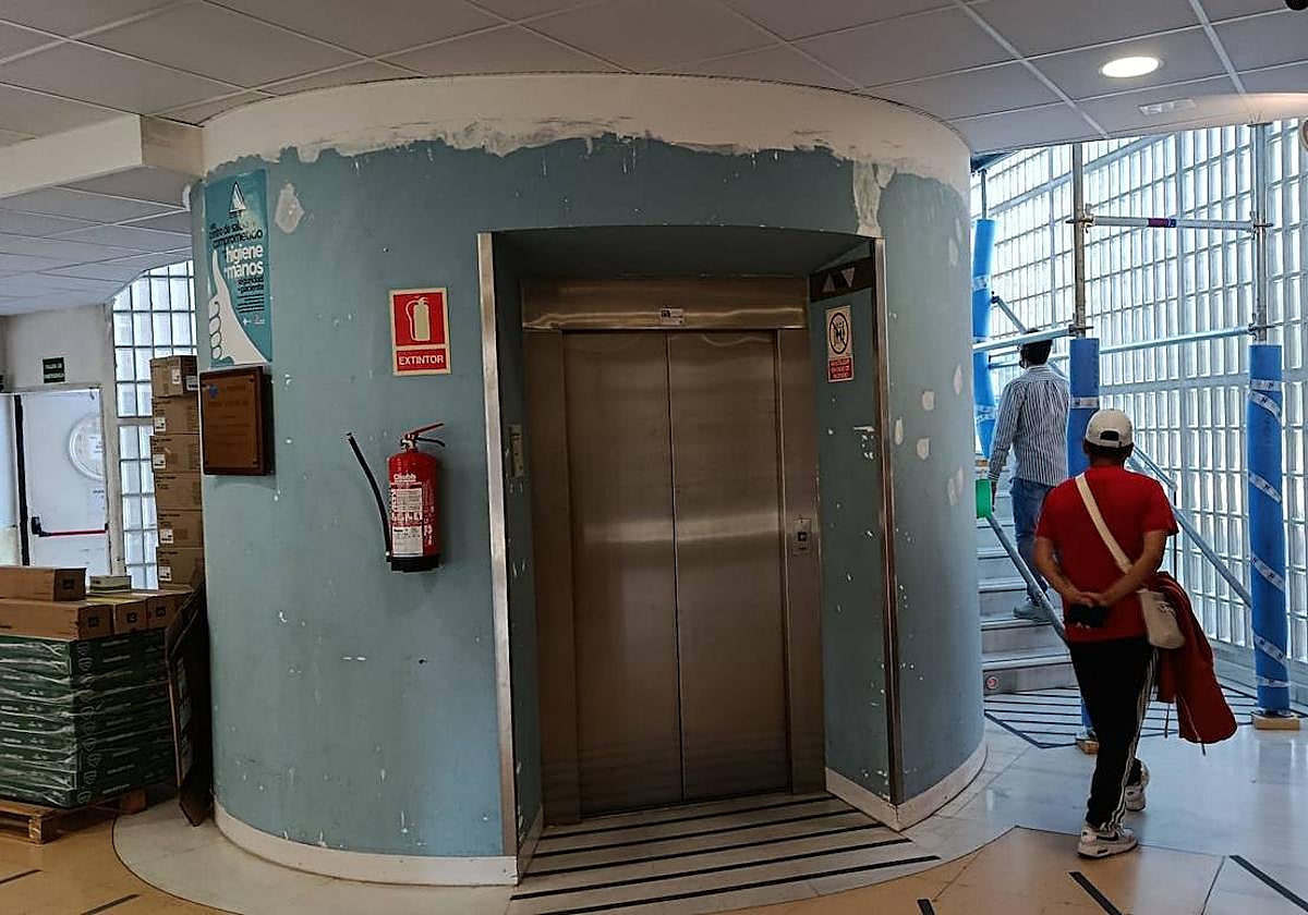 Los pacientes tienen que acceder entre andamios y por la escalera al no estar operativo el ascensor.