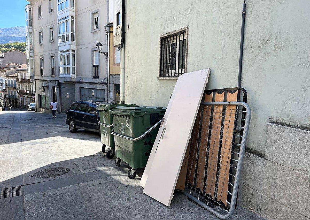 Imagen secundaria 1 - Colchones y somieres repartidos por diferentes puntos de Béjar en lugar de llevarlos al punto limpio.