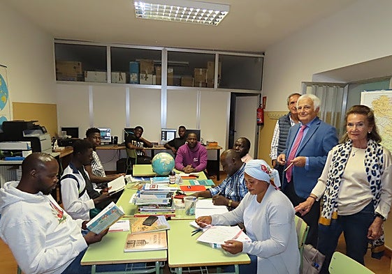 Grupo de malienses sentados estudiando y sus profesores en pie.