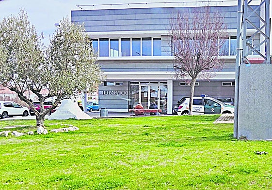 Una patrulla de la Guardia Civil en el Juzgado de Peñaranda.