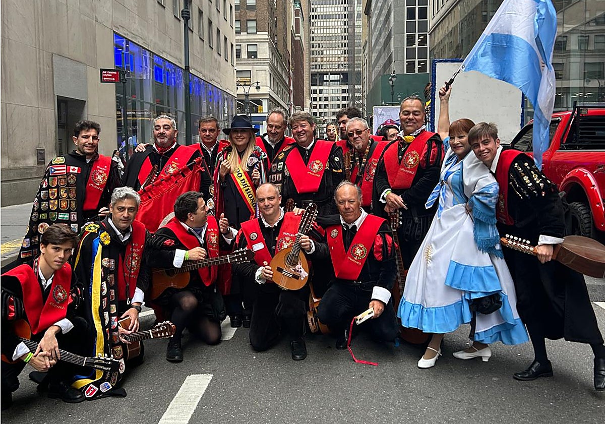Imagen principal - Una invitada de cine acompaña a la Tuna de Derecho por la Quinta Avenida de Nueva York