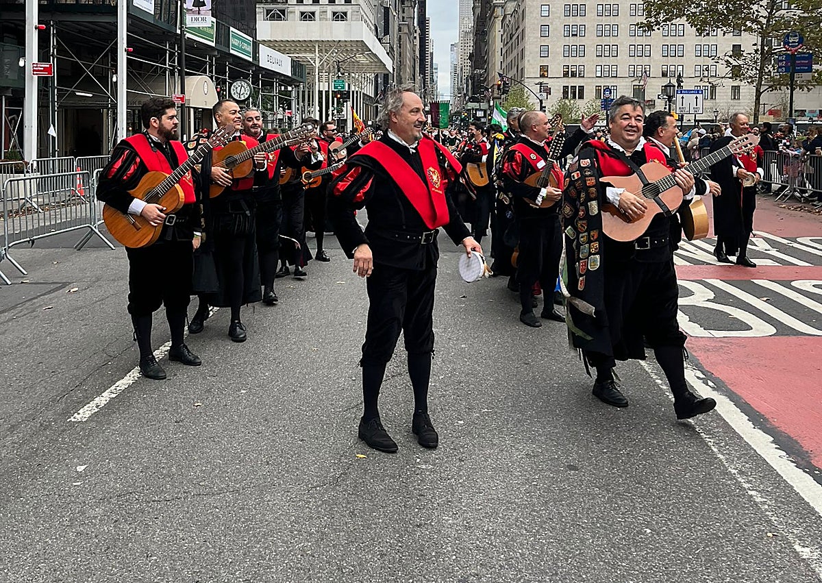 Imagen secundaria 1 - Una invitada de cine acompaña a la Tuna de Derecho por la Quinta Avenida de Nueva York