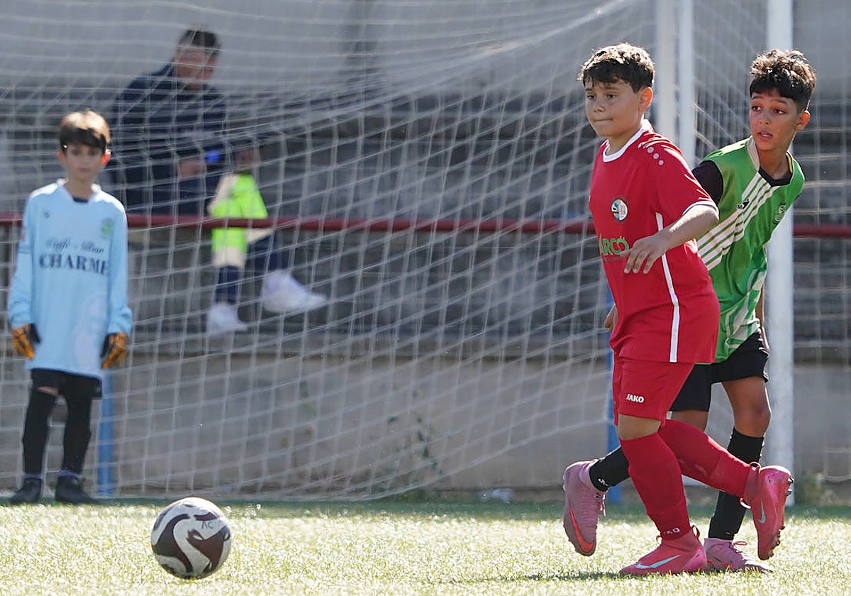 El jugador del Hergar Adrián González recibe el esférico mientras Yassin Khribech, del Cristo Rey, le defiende.