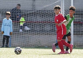 El jugador del Hergar Adrián González recibe el esférico mientras Yassin Khribech, del Cristo Rey, le defiende.