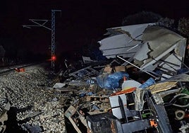 El camión arrollado por el tren en Carrascal de Barregas.