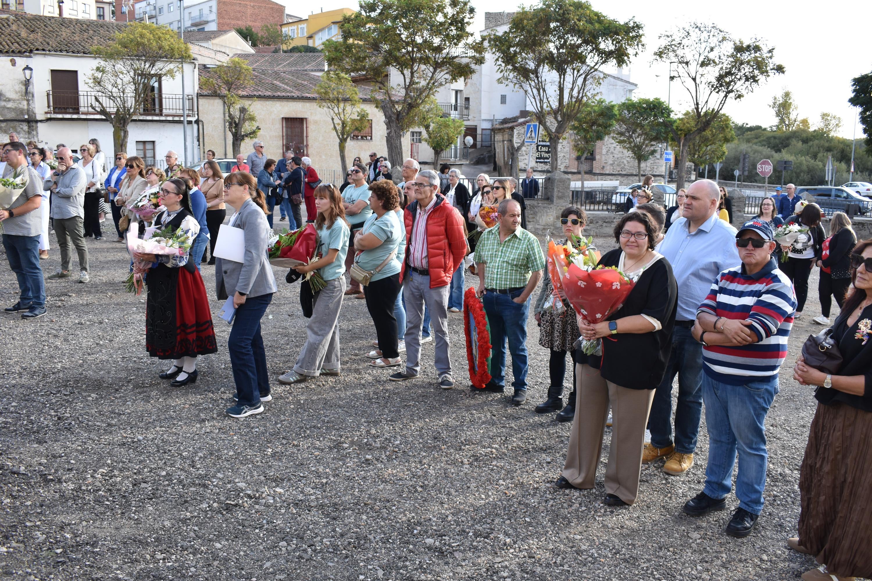 La ofrenda floral y el chupinazo dan color al arranque festivo en Alba de Tormes
