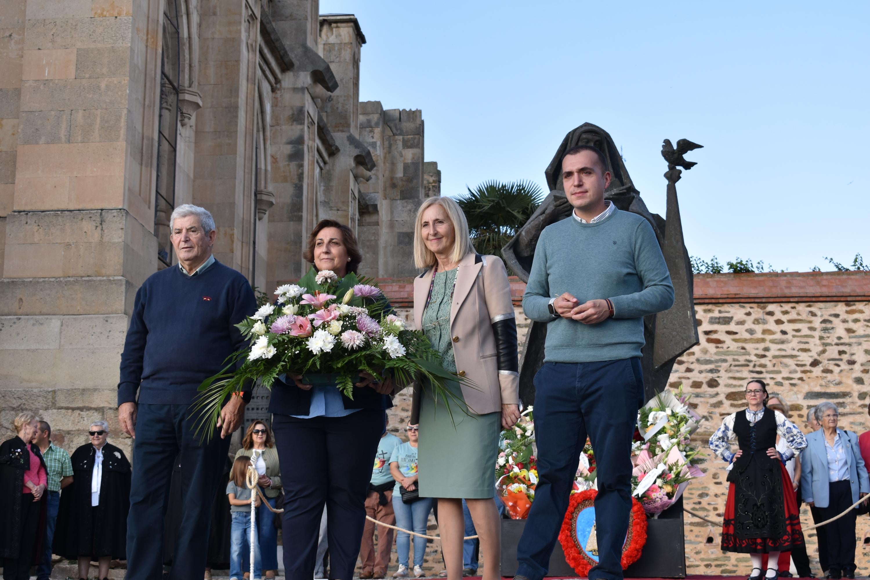 La ofrenda floral y el chupinazo dan color al arranque festivo en Alba de Tormes