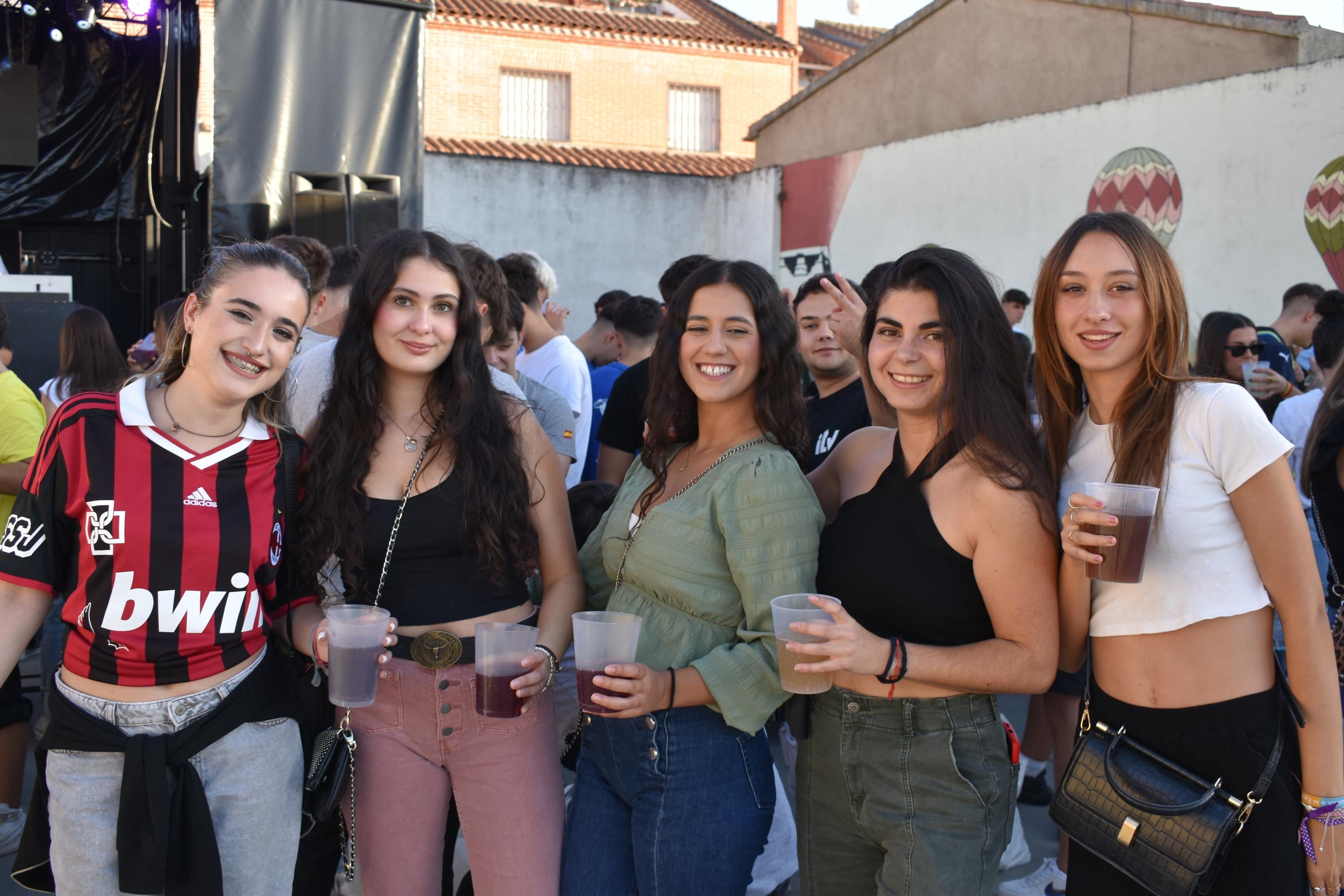 La ofrenda floral y el chupinazo dan color al arranque festivo en Alba de Tormes