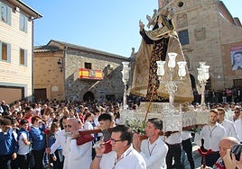 Los miembros de la Hermandad de Santa Teresa portando a la patrona en su procesión