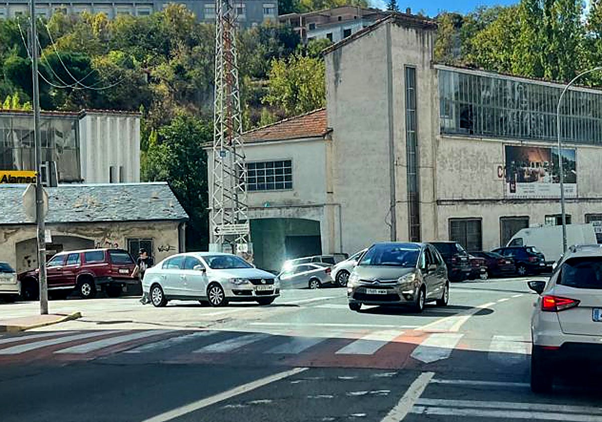 Imagen del paso de peatones para el que las dos concejalas no adscritas piden más iluminación y un refuerzo de la señalización.