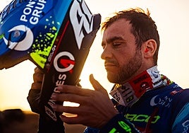 Lorenzo Santolino colocándose el casco en la jornada de este martes.