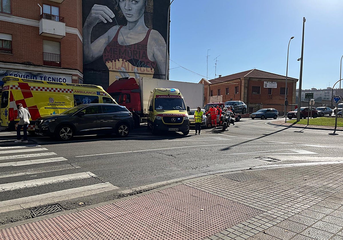 Personal de emergencias atiende a la herida en el lugar del accidente.