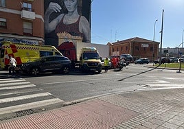 Personal de emergencias atiende a la herida en el lugar del accidente.