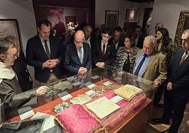 La visita de las autoridades a la Sala de las Reliquias para conocer las nuevas piezas expuestas