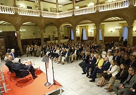 Vista general del patio del Palacio de Figueroa, sede del Casino,durante la sesión.