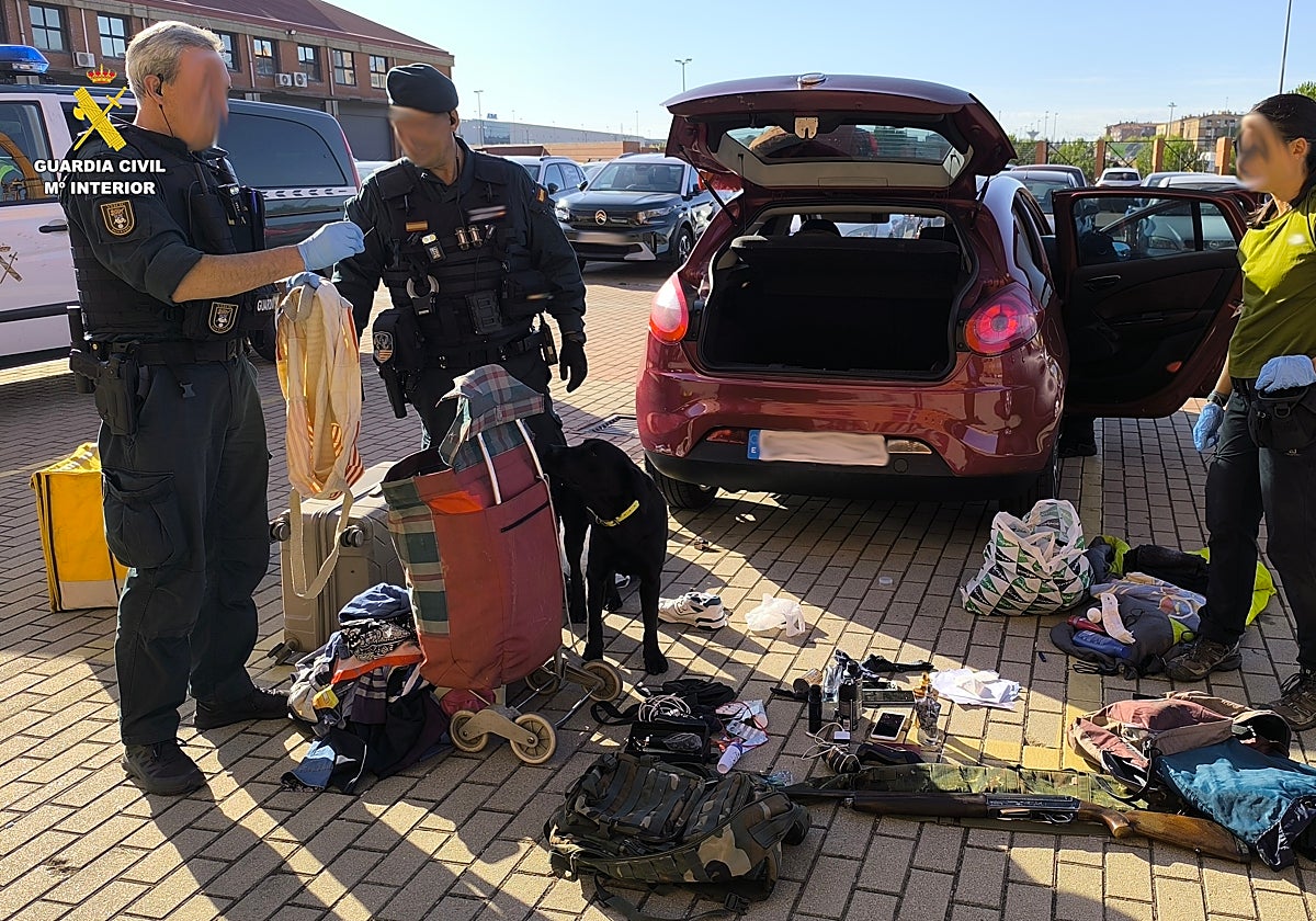 Los agentes en un momento de la operación.