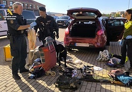 Los agentes en un momento de la operación.