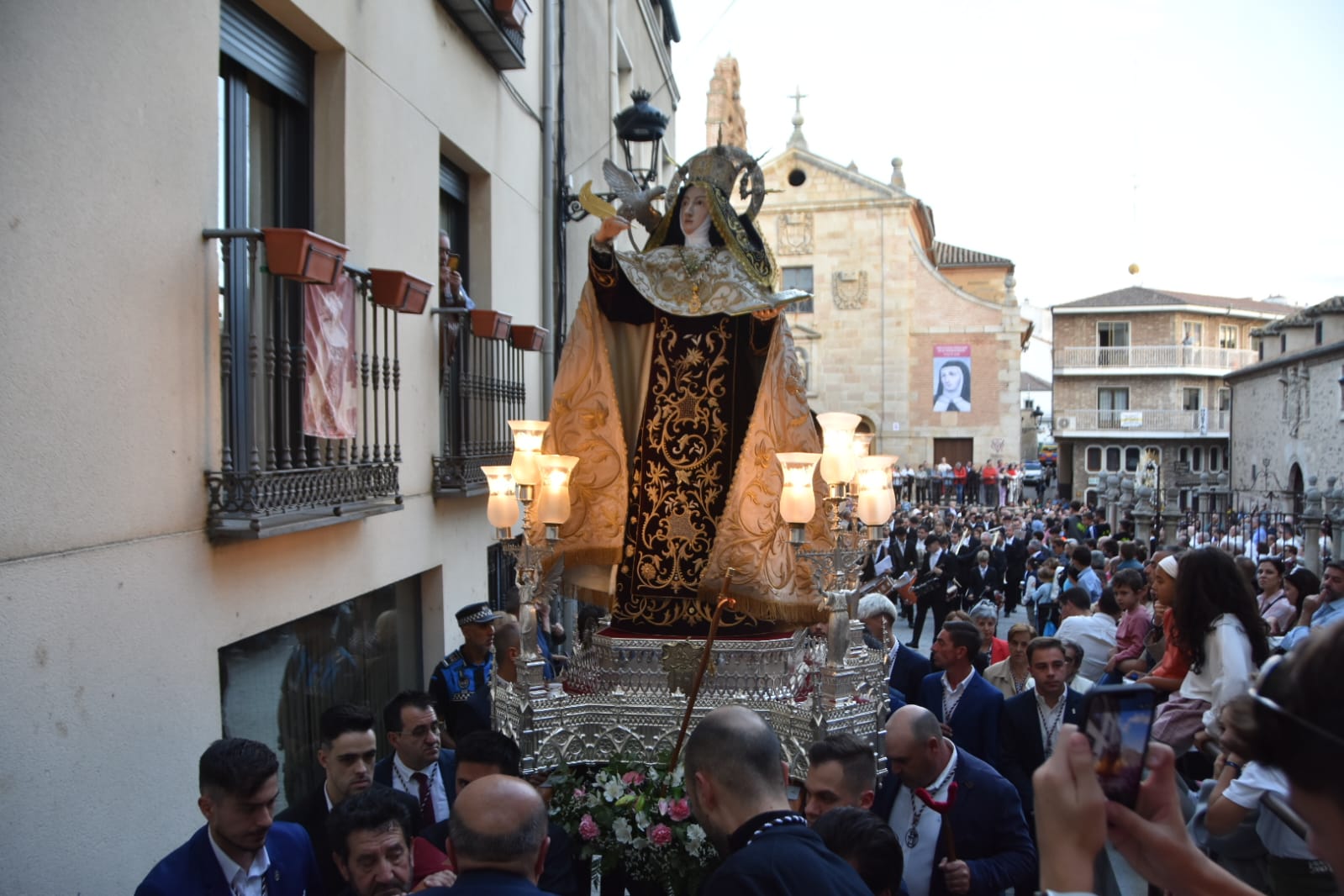 Alba de Tormes celebra el día grande de Santa Teresa con un nuevo Hijo Adoptivo