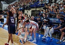 Las jugadoras de Avenida felicitan a Spreafico tras una acción de 3+1.