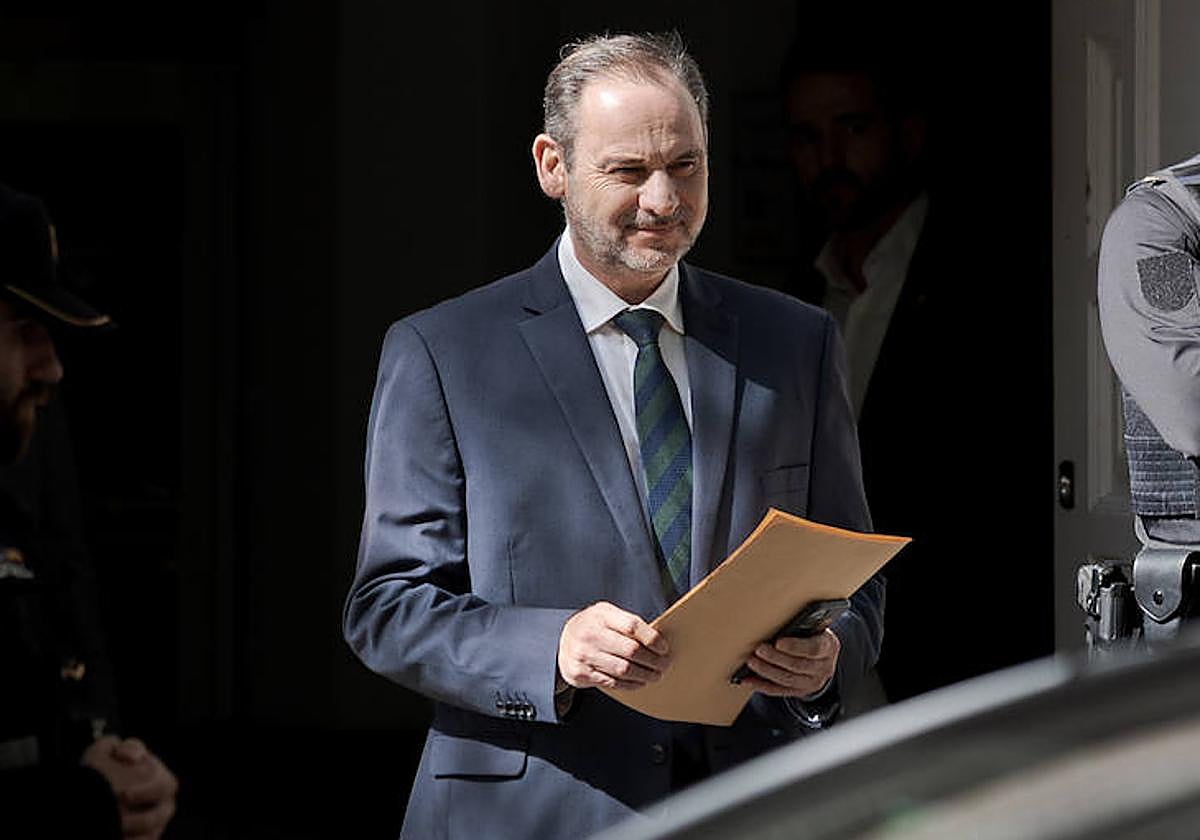 El exministro de Transportes José Luis Ábalos a su salida del Tribunal Supremo.