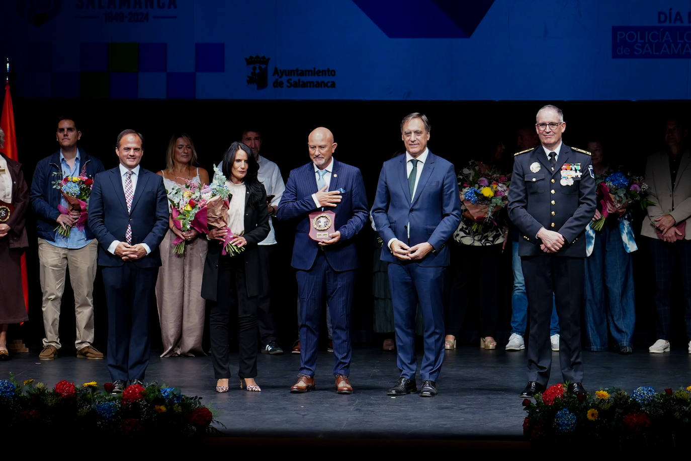 Homenaje a los que velan por la paz y el orden de la ciudad