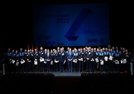 Foto de familia de algunos de los agentes homenajeados en el acto institucional