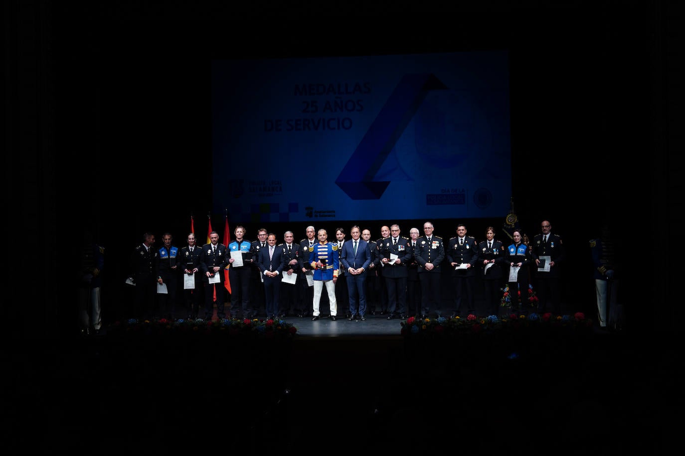 Homenaje a los que velan por la paz y el orden de la ciudad