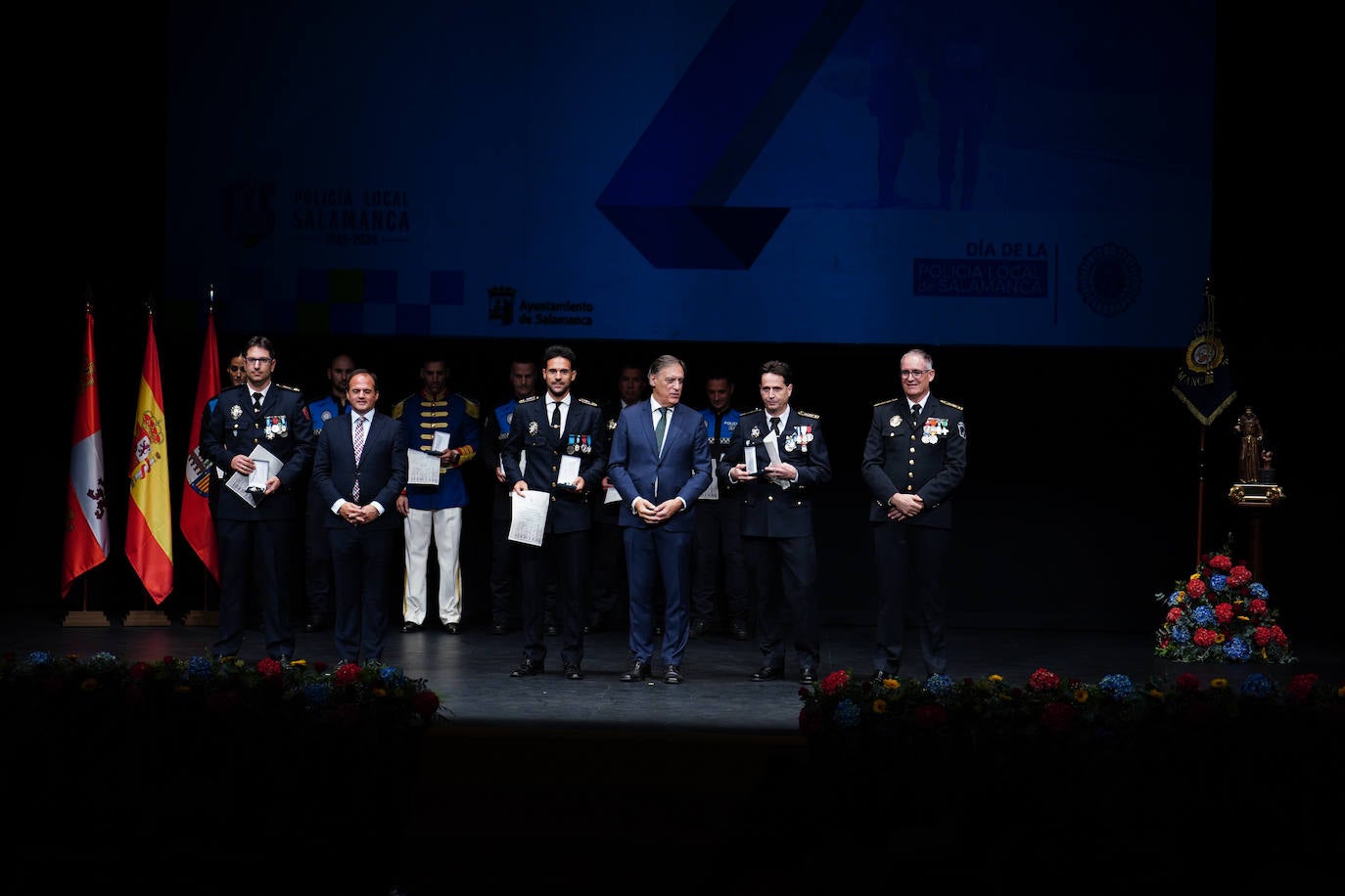 Homenaje a los que velan por la paz y el orden de la ciudad