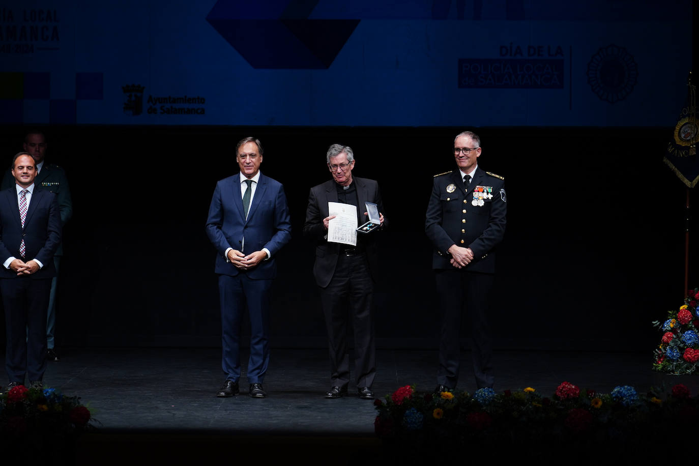 Homenaje a los que velan por la paz y el orden de la ciudad