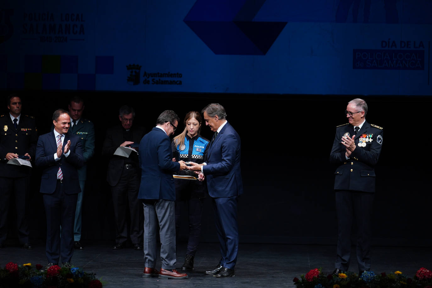 Homenaje a los que velan por la paz y el orden de la ciudad