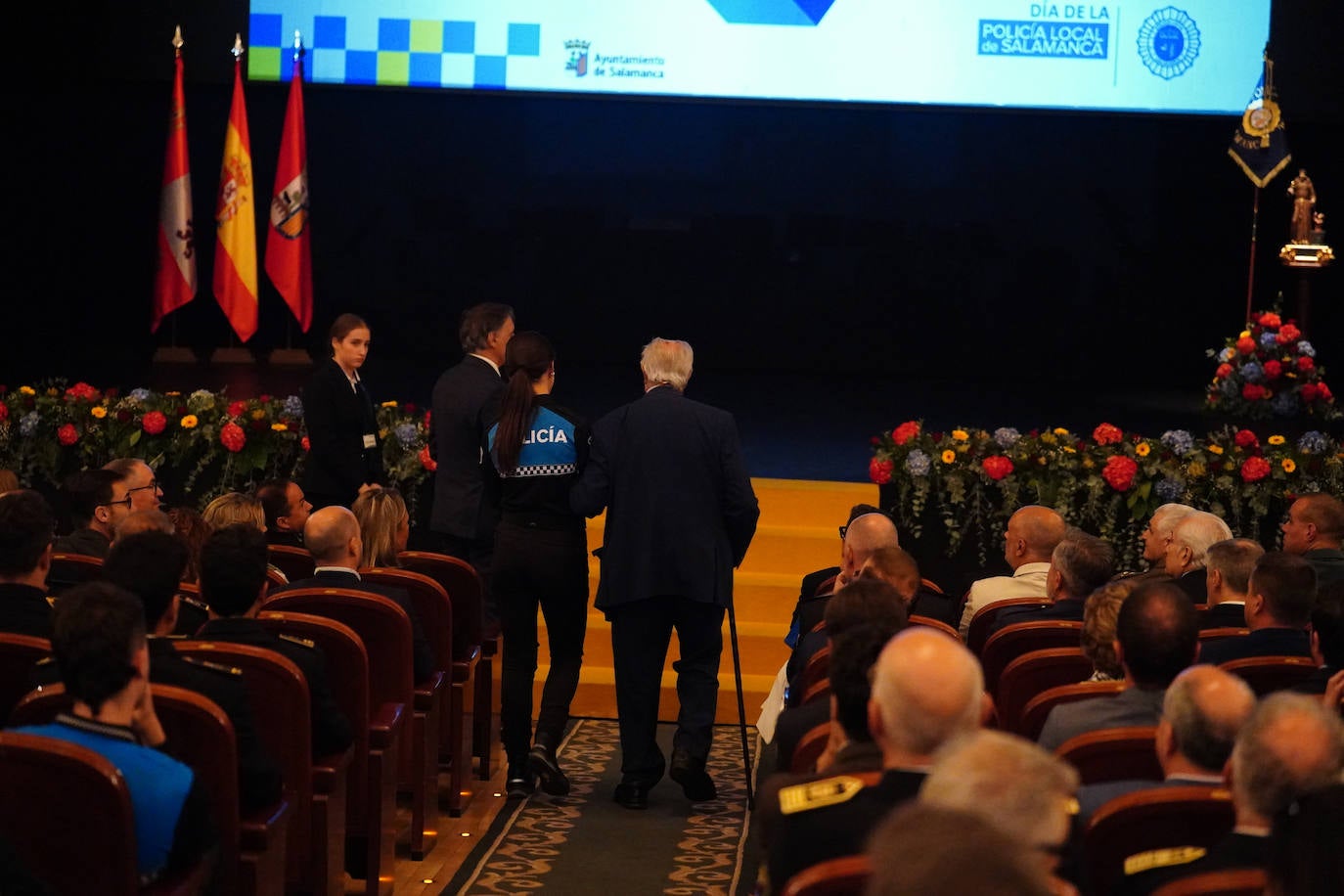 Homenaje a los que velan por la paz y el orden de la ciudad