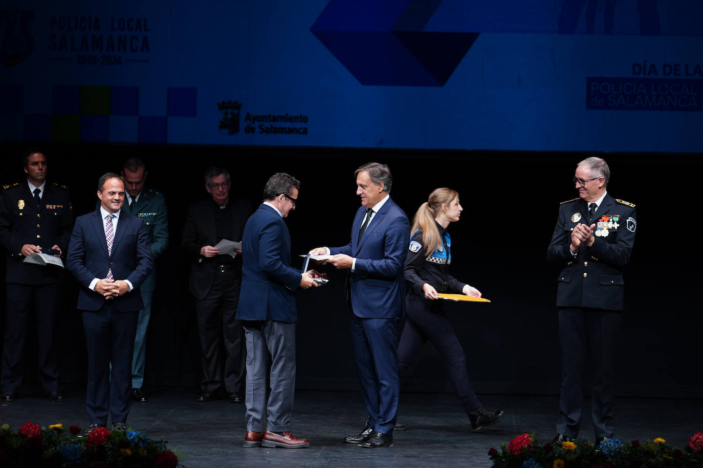 Homenaje a los que velan por la paz y el orden de la ciudad